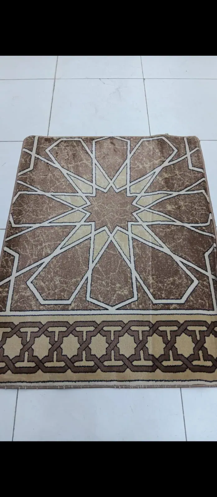 عينة سجاد بني وبيج بنجمة هندسية تناسب المصلى المنزلي
