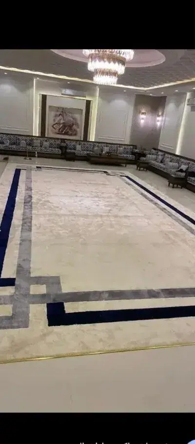 سجادة صالة كبيرة بإطار كحلي