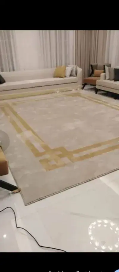 سجادة مودرن بإطار ذهبي نظيف
